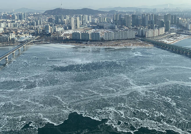 9일 서울 영등포구 여의도 63빌딩에서 바라본 한강이 얼어 있다. 기상청은 이날 이번 겨울 들어 한강 첫 결빙이 관측됐다고 밝혔다. 연합뉴스