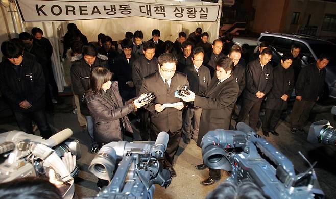 ⓒ연합뉴스대형 화재가 발생한 경기도 이천 코리아냉동 임직원들이 2008년 1월12일 사과문을 발표하고 있다.
