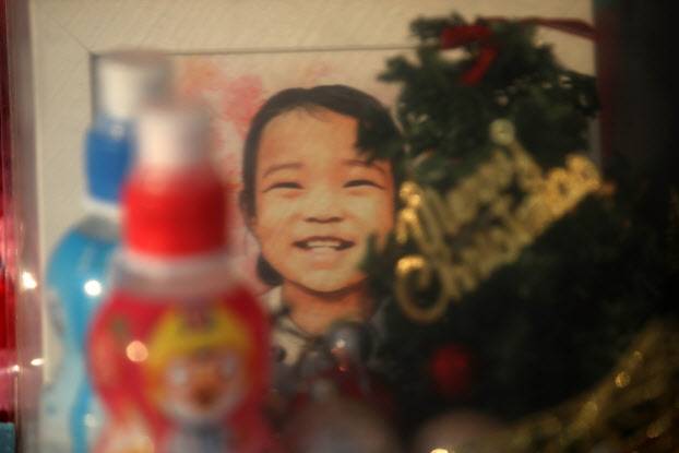 지난 5일 경기 양평군 서종면 하이패밀리 안데르센 공원묘원에 안치된 정인 양의 묘지에 추모객들이 놓은 그림이 놓여 있다 (사진=뉴시스)