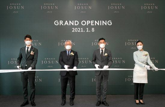 (왼쪽 두번째부터)브라이언 백 조선호텔앤리조트 신규호텔본부 본부장, 박기철 그랜드 조선 제주 총지배인 등이 그랜드 조선 제주 그랜드 오픈식에 참석한 모습.(사진=조선호텔앤리조트)