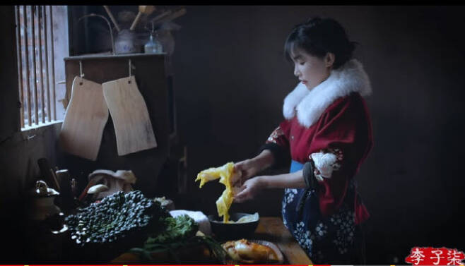 중국 전통문화와 농촌 일상을 소개하는 중국 유명 유튜버 리쯔치가 김치를 중국전통음식으로 소개해 논란이다.(사진=리쯔치 유튜브 영상 캡처)