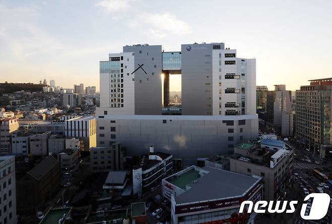 서울 마포구 홍대입구역 애경그룹 신사옥 외벽에 대형 벽시계가 보인다. © News1 이승배 기자