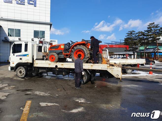 청주시 농업기술센터에서 대여 중인 농기계가 트럭에 실리고 있다. (청주시 제공)© 뉴스1