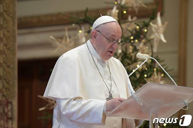 프란치스코 교황이 2020년 12월 25일 바티칸에서 연설하는 모습. © 로이터=뉴스1