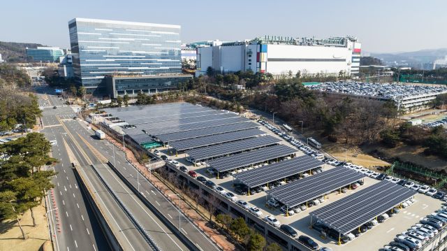 삼성전자 기흥캠퍼스에 설치된 1천500킬로와트 규모의 태양광 발전 패널. 사진=삼성전자