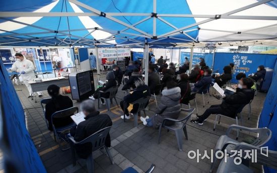 선별검사소에서 시민들이 코로나19 진단검사를 기다리고 있다. 사진은 기사와 무관함. /김현민 기자 kimhyun81@