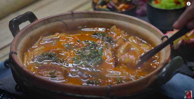 리즈치가 영상에 올린 돼지고기 김치찌개로 추정되는 음식/유튜브 캡처