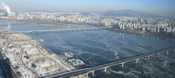 북극발 한파가 계속되면서 한강이 2년 만에 결빙됐다. 10일 서울 63빌딩에서 바라본 한강이 얼어있다. 기상청은 이번 추위가 12일까지 이어질 것이라고 예보했다. 사진=김범석 기자