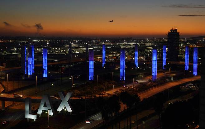미국 로스앤젤레스 국제공항 철탑들이 2021년 1월8일(현지시각) 고인이 된 토미 라소다 전 LA 다저스 감독을 추모하기 위해 ‘다저 블루’로 조명되고 있는 모습. LA/AP 연합뉴스