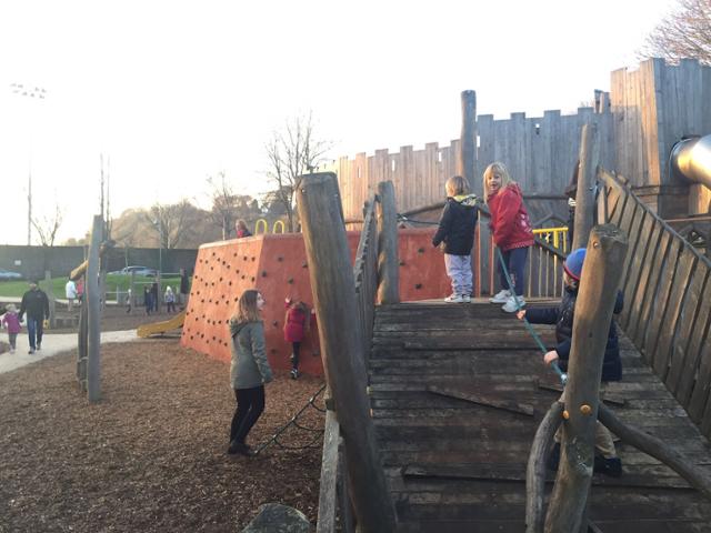 아일랜드 코크의 놀이터에서는 나무로 만든 암벽등반 구조물이 아이들에게 가장 인기였다. 이동학 작가