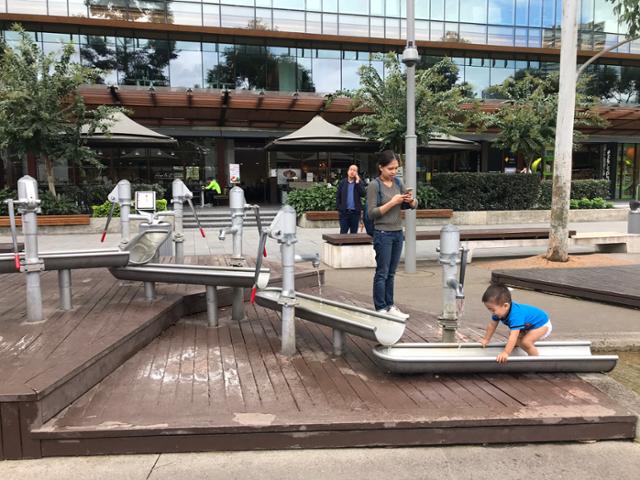 호주 시드니 도심의 텀바롱 공원 놀이터에는 어린이들에게 물의 원리를 체험할 수 있는 구조물이 있다. 이동학 작가