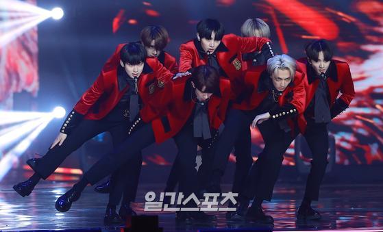 Group An hyphen is performing a celebration after winning the Rookie of the Year award at the 35th 2021 Golden Disk Awards with Curaprox record category held at KINTEX in Goyang-dong, Goyang-si, Gyeonggi Province on the afternoon of the 10th.35th 2021 Golden Disk Awards with Curaprox will be broadcast on JTBC, JTBC2 and JTBC4.01. 10/