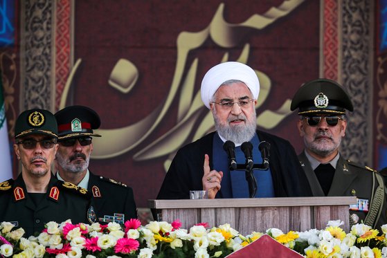 2019년 이란의 수도인 테헤란에서 열린 열병식에서 하산 로하니 이란 대통령이 발언하고 있다.[사진 AFP=연합뉴스]