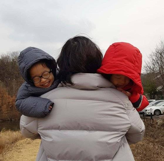 아빠에게 안겨 있는 열무와 알타리. 이유영 작가