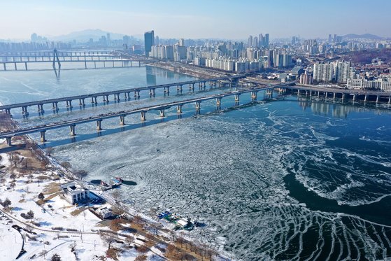 10일 오전 광나루 한강공원에서 바라본 천호대교 광진교 인근 한강에 얼음이 얼어 있다.장진영 기자