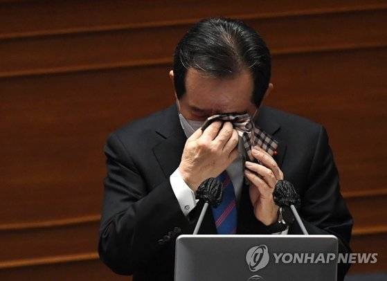 정세균 국무총리가 지난 8일 국회에서 열린 긴급현안질의에서 코로나19로 피해를 본 소상공인 및 자영업자에 대한 발언 중 눈시울을 붉히고 있다. 정 총리 측근 인사는 "우유부단해선 안된다. 좀더 분명한 메시지를 내자고 조언했다"고 말했다. 연합뉴스