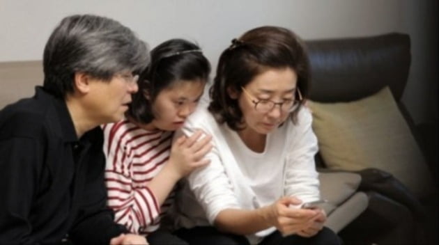 나경원 전 의원(오른쪽) 가족이 TV조선 방송프로그램 '아내의 맛'에 출연한 모습. /TV조선 캡쳐