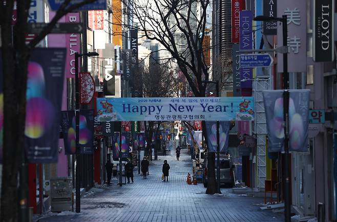 A street in Myeong-dong, a popular tourist district in Seoul, photographed on Sunday (Yonhap)