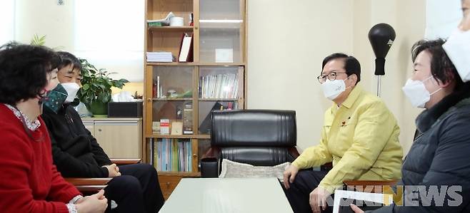 장종태 대전 서구청장(오른쪽 세 번째)이 구세군 대전혜성원을 방문, 직원들의 애로사항과 의견을 청취하고 있다.