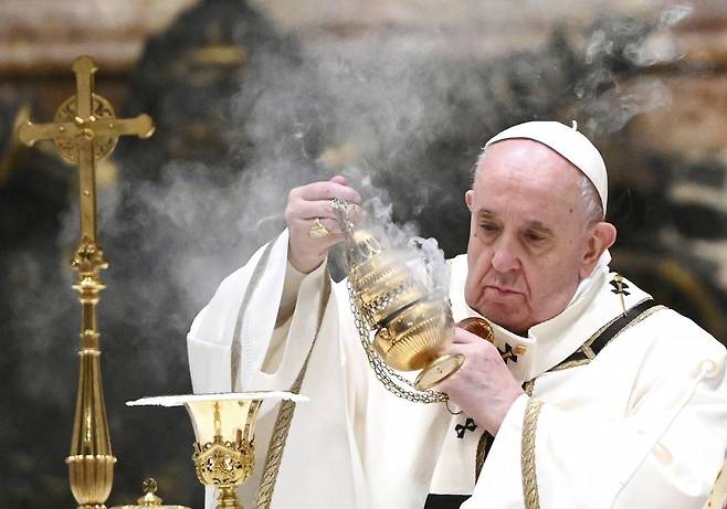 [바티칸=AP/뉴시스]프란치스코 교황이 24일(현지시간) 바티칸 성 베드로 대성당에서 크리스마스이브 미사를 집전하고 있다. 올해 미사는 코로나19 여파로 참석자 수를 대폭 제한해 조촐하게 진행됐다. 2020.12.25.