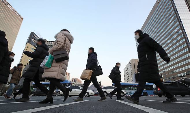 2021년의 새해 첫 출근날인 4일 오전 서울 세종로사거리에서 시민들이 각자의 일터로 향하고 있다. [연합뉴스]