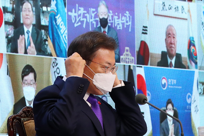 문재인 대통령이 지난 7일 오전 청와대 본관에서 화상으로 열린 '2021년 신년 인사회'에서 인사말을 마치고 마스크를 착용하고 있다. 연합뉴스