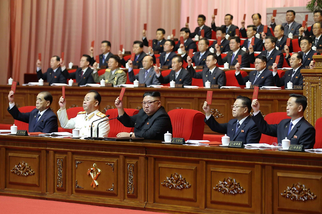 박봉주 당 부위원장(왼쪽부터), 리병철 당 중앙군사위원회 부위원장, 김정은 당 위원장, 최룡해 국무위원회 제1부위원장, 김덕훈 내각총리. 연합뉴스