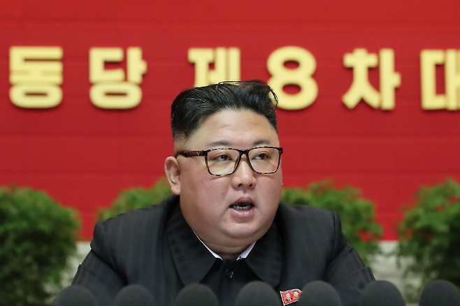 김정은 북한 노동당 위원장이 지난 8일 평양에서 열린 제8차 당대회 4일차 회의에서 발언하고 있다. 연합뉴스