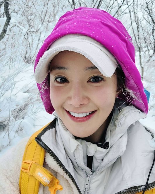 Actor Lee Si-young also gave off a Climbing passion in Cold, which was minus 30 degrees Celsius.Lee Si-young said on his Instagram on the 10th, After a few attempts, I finally met Rime ice. I finally met Rime ice. # Thanks for our good fortune. Thank you our manager. Thank you Yonggyu? Perfect snowy mountain walk. This was all over, but...I met Rime Ice.And my whole body and mind came back because of whiteness. In the public photos, Lee Si-young, who was on the mountain walk, was drawn.Many netizens poured their admiration into the appearance of Lee Si-young, who enjoys climbing with a bright smile even in a cold wave covered with snow.On the other hand, Lee Si-young appeared on MBC Point of omniscient Interference broadcast on the 9th and released his daily life.Lee Si-young Instagram