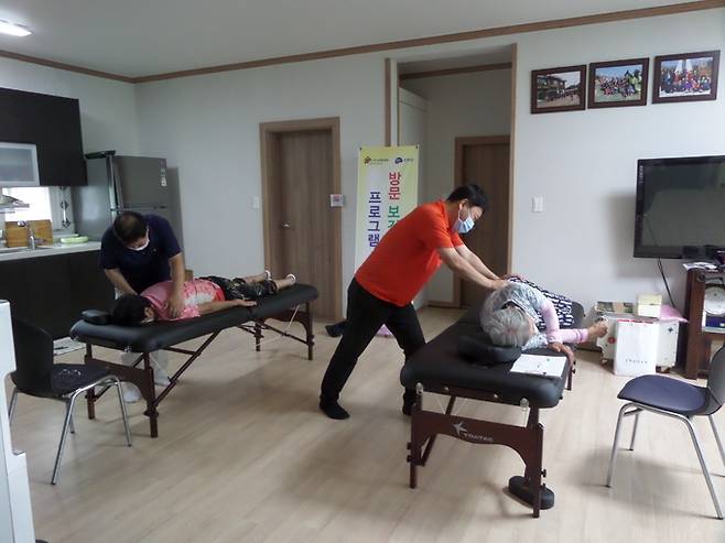 충북 진천군이 통합돌봄 선도사업 프로그램 중 하나인 방문보건 서비스(물리치료)를 시행하고 있다. 진천군 제공