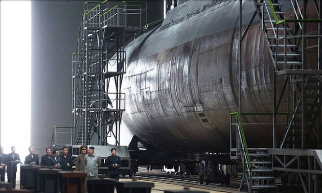 지난 2019년 7월 북한 조선중앙TV가 김정은 국무위원장이 새로 건조한 잠수함을 시찰했다고 보도하면서 공개한 잠수함 모습. 조선중앙TV 캡처
