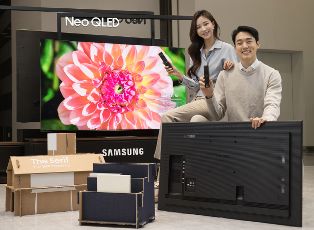삼성전자 모델이 수원 삼성 디지털시티에서 2021년 신제품 NEO QLED TV와 새롭게 적용된 솔라셀 리모컨, 에코 패키지를 소개하고 있다. /사진제공=삼성전자