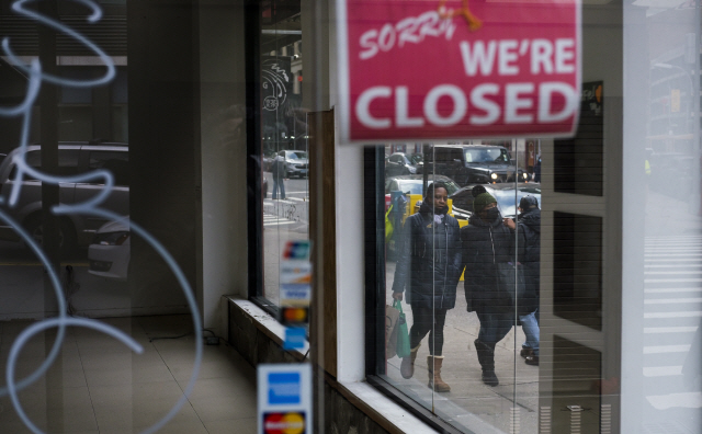8일(현지시간) 미국 뉴욕에 있는 한 상점의 내부가 텅 빈 채로 닫혀있다./EPA연합뉴스