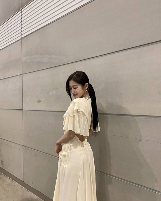 Arin posted several photos on his instagram on the 10th, along with an article entitled Ul Creedle. Always Thank you, Love and Love, Happy Lets Be Happy.In the open photo, Arin is staring at the floor with a shy smile in a white dress, Arin tied down her long hair and boasted a clean look.The netizens who responded to this responded such as I congratulate you so much for the award, Choi Ye-won (Arin real name) Beautiful look and I was good at doing Miracle.Meanwhile, Arin is in charge of the KBS 2TV music program Music Bank.