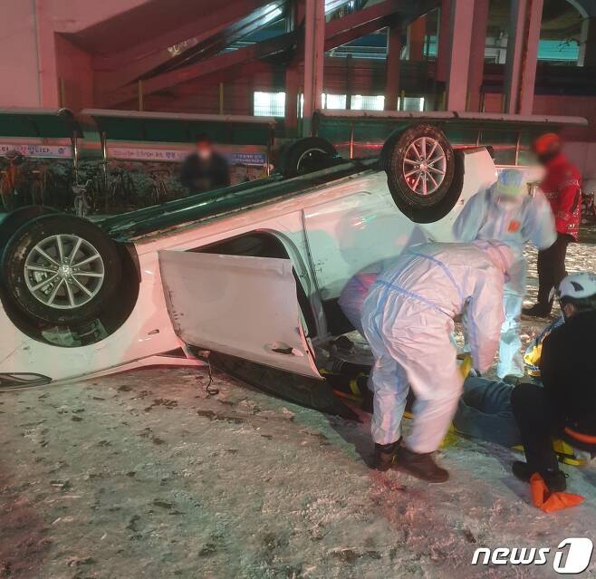 A씨가 도주 과정에서 훔쳐 운행하다 전복된 택시(남동소방서 제공)2021.1.11/뉴스1 © News1 박아론 기자