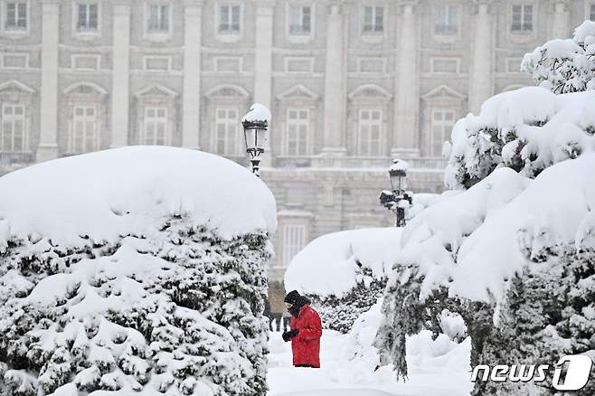 지난 9일(현지시간) 스페인 대폭설로 인해 마드리드 왕궁 주변이 하얗게 변했다. © AFP=뉴스1 © News1 박재우 기자