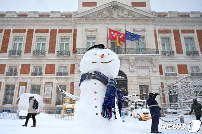 지난 9일(현지시간) 내린 스페인 대폭설로 광장 앞 대형 눈사람이 만들어져 있다. © AFP=뉴스1 © News1 박재우 기자
