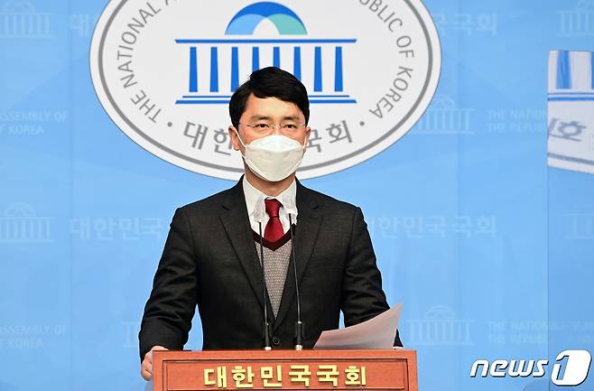 인턴 비서 성폭행 의혹으로 국민의힘을 탈당한 김병욱 무소속 의원이 8일 국회 소통관에서 기자회견을 하고 입장을 밝히고 있다. 김 의원은 "가세연의 허위사실 유포에 대해 고소장을 제출할 것＂이라며 자신에게 성폭행 의혹을 제기한 유튜브 채널 가로세로연구소(가세연)를 상대로 법적 조치를 취하겠다고 밝혔다. 2021.1.8/뉴스1 © News1 박세연 기자
