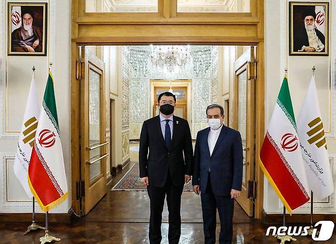 최종건 외교부 1차관이 10일(현지시간) 테헤란에서 압바스 아락치 이란 외무차관과 만나고 있다. © AFP=뉴스1 © News1 우동명 기자