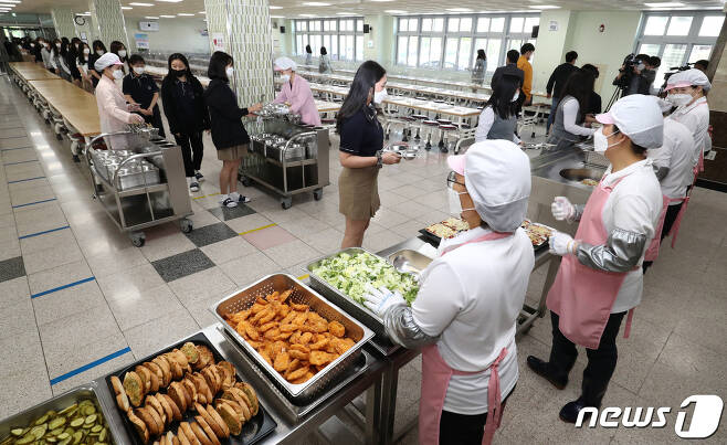 고등학생들이 급식실에서 배식을 받고 있다. 2020.5.20/뉴스1 © News1 김기태 기자