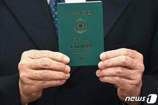 중화민국의 영문명을 없애고 타이완 영문자 'TAIWAN'을 강조한 대만의 새 여권 © 로이터=뉴스1
