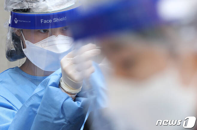 대전 대덕보건소에 마련된 선별진료소에서 의료진이 검사를 하고 있다./뉴스1 © News1 김기태 기자