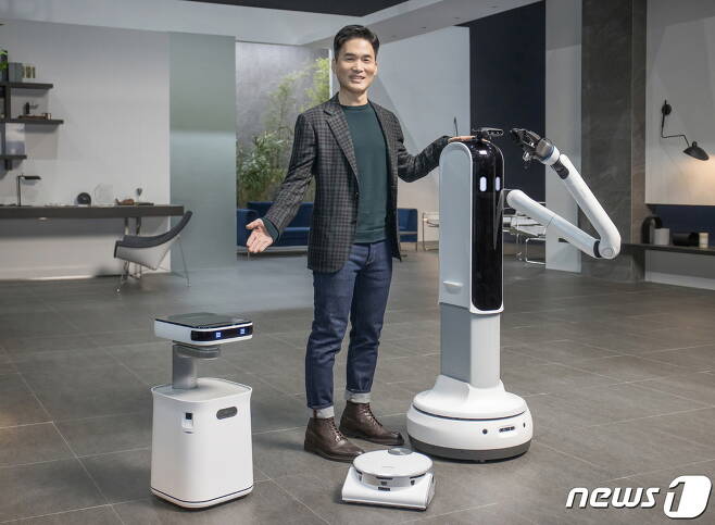 삼성전자 승현준 사장이 CES 2021 삼성 프레스 콘퍼런스에서 '삼성봇™ 케어', '제트봇 AI', '삼성봇™ 핸디'를 소개하고 있다. © 뉴스1