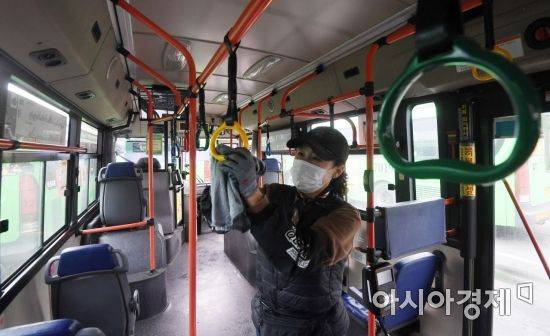 신종 코로나바이러스감염증(코로나19) 확산세가 이어진 26일 서울 은평공영차고지에서 방역 관계자가 시내버스 방역 작업을 하고 있다./김현민 기자 kimhyun81@