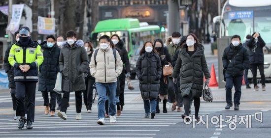 북극발 한파가 찾아온 6일 서울 종로구 세종로네거리에서 직장인들이 두꺼운 외투를 입고 출근길에 오르고 있다./강진형 기자aymsdream@