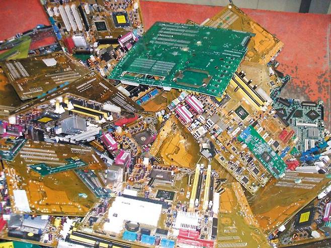 폐컴퓨터에서 떼낸 컴퓨터 기판들. 폐기물 재활용 업체에 넘겨 금과 은 등 귀금속을 분리한다.
