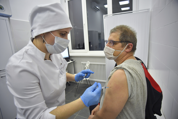 러시아 모스크바에서 한 의료진이 남성 노인에게 자국산 신종 코로나바이러스 감염증(코로나19) 백신 ‘스푸트니크 V’를 접종하고 있다. /AP연합뉴스