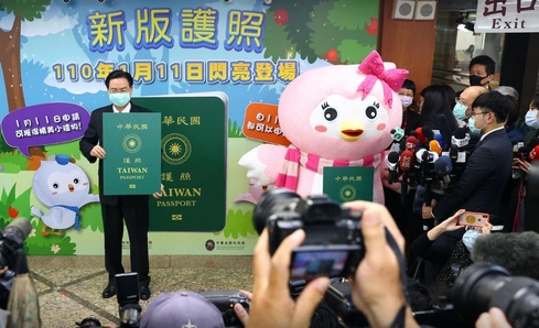 우자오셰 대만 외교장관이 11일 대만의 새 여권 견본을 들고 소개하고 있다.