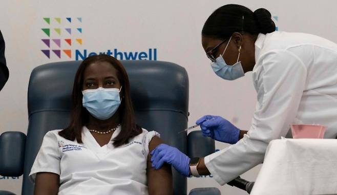 미국에서는 지난달 14일(현지시간) 뉴욕시 병원에서 일하는 자메이카 출신의 흑인 간호사가 신종 코로나바이러스 감염증(코로나19) 백신의 첫 접종자로 나섰다.  AFP/연합뉴스 제공