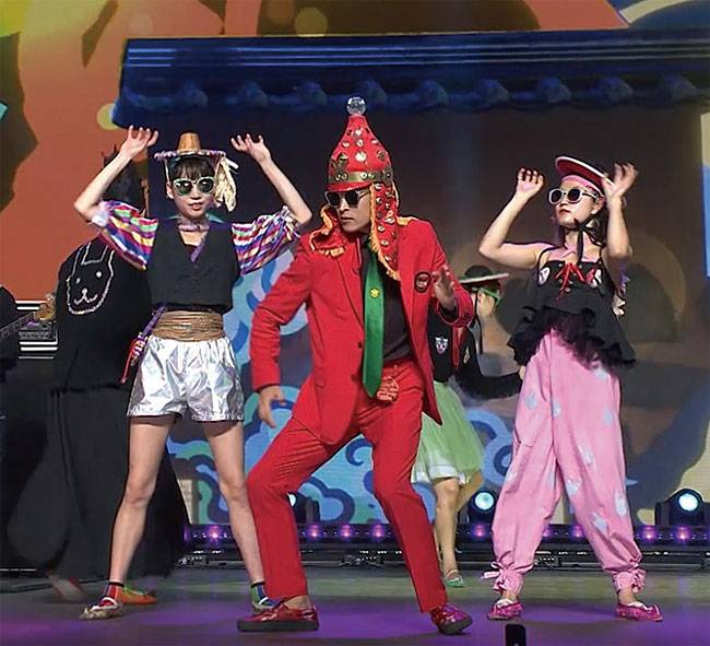 이날치 밴드가 2020년 11월 23일 ‘온: 한류 축제’에서 공연하고 있다. 사진 한국콘텐츠진흥원